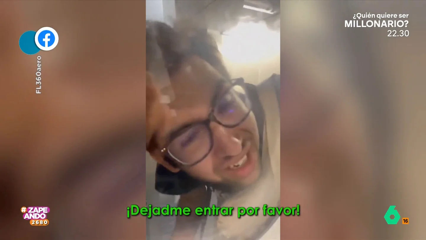 Un hombre comienza a golpear un avión después de perder su vuelo: "Todo esto es porque no llegaba a ver Zapeando" El pasajero llegó tarde al embarque pero consiguió colarse en la pasarela de acceso y llegar hasta la misma puerta del avión. El hombre comenzó a golpearla para intentar que el personal de la aeronave le permitiera entrar.