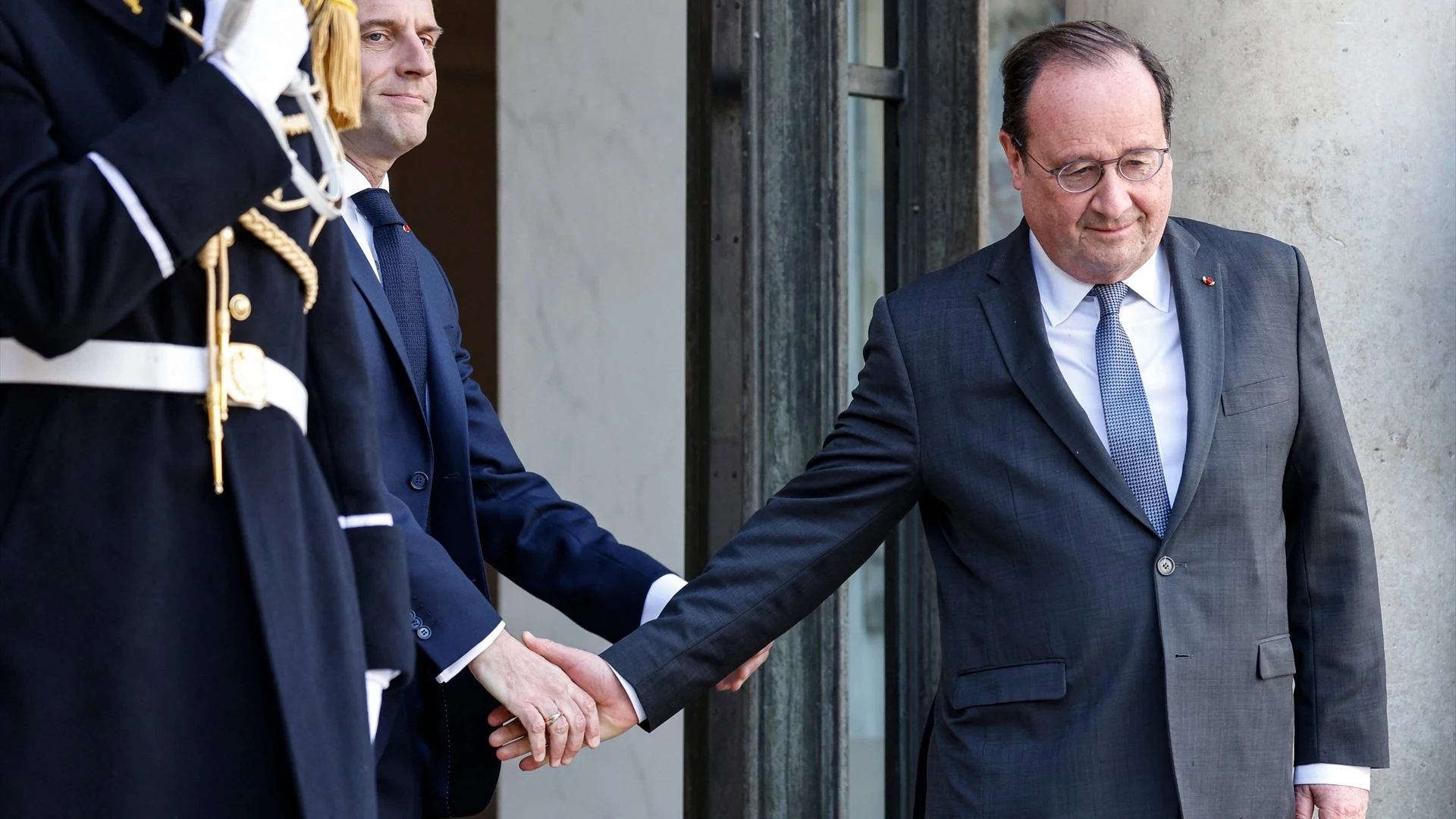 El expresidente François Hollande, junto al presidente actual de Francia, Emmanuel Macron, en una imagen de archivo