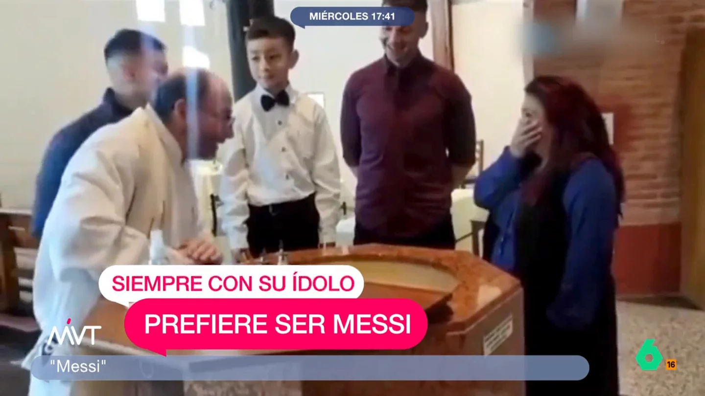 La viral reacción de un niño en su bautizo cuando el cura le pregunta si quiere ser cristiano Tenía que ser en Argentina. Ryan, un niño se ha vuelto viral por un vídeo de su bautizo en el que respondía al cura en plena ceremonia que no quería ser cristiano, sino "Messi". La reacción del sacerdote, en este vídeo.