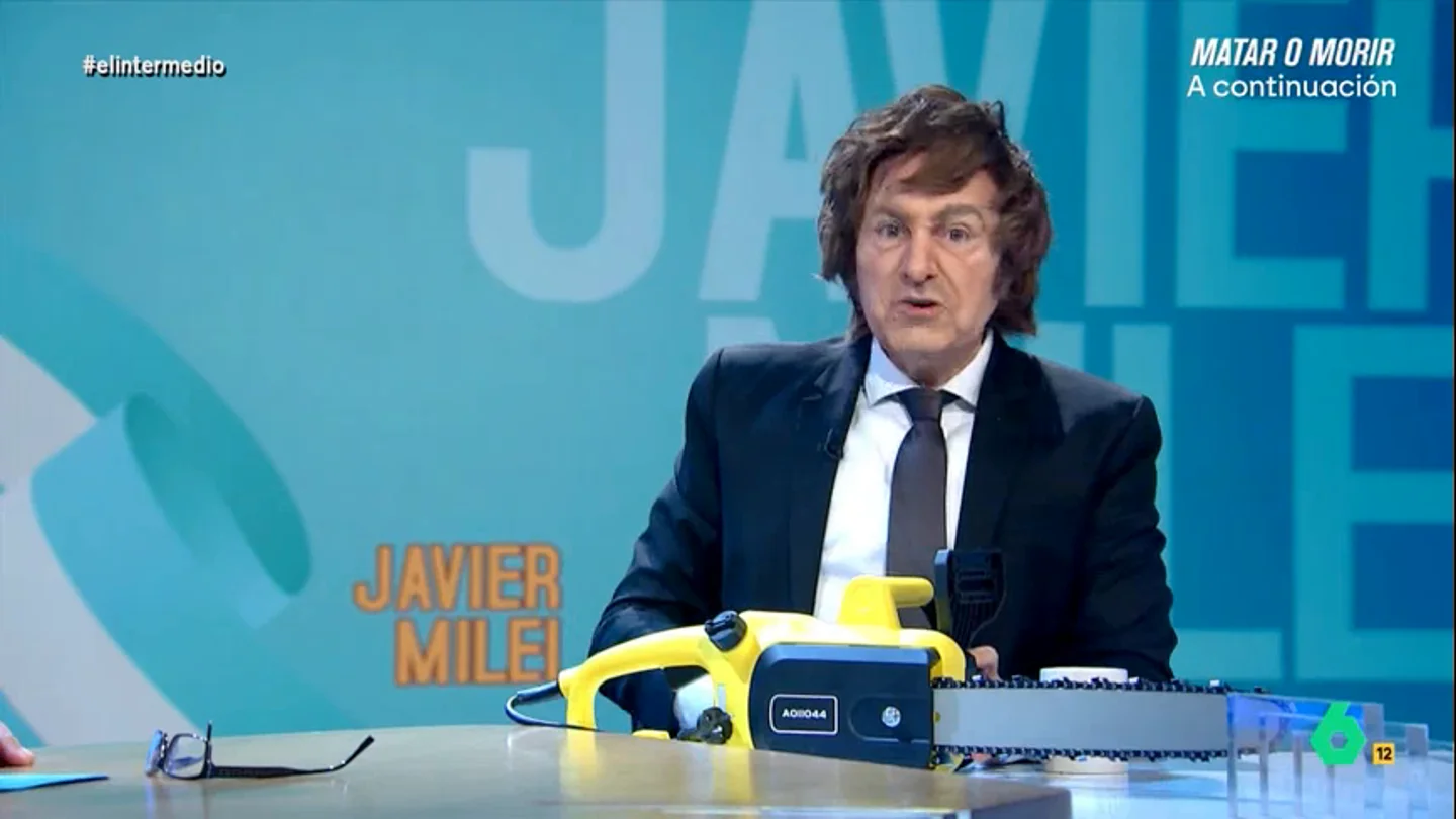 'Javier Milei' responde a Wyoming: "Sólo por ir despeluchado y gritando con una motosierra ya te llaman alterado" Raúl Pérez imitaba a Javier Milei en este vídeo, que ahora recupera El Intermedio, donde recordaba los ataques que hizo a Pedro Sánchez: "No es un insulto, es un hecho, lo he leído en una fuente de confianza, el Facebook de Santiago Abascal"