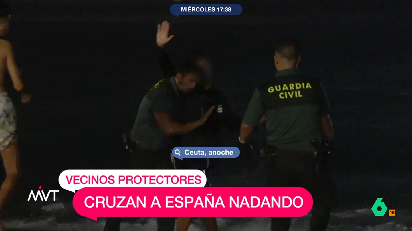 Imágenes de los vecinos de Ceuta protegiendo a unos migrantes que llegaban a nado a la playa del Tarajal Imágenes de los vecinos de Ceuta protegiendo a unos migrantes que llegaban a nado a la playa del Tarajal