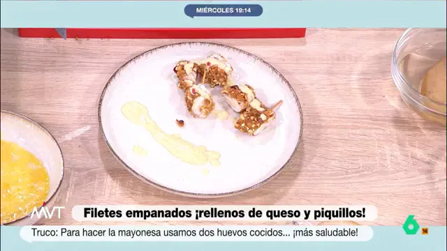 Pablo Ojeda versiona los clásicos filetes empanados: con relleno de queso y piquillos y quicos en vez de pan Pablo Ojeda prepara en este vídeo una versión diferente del clásico de las fiambreras playeras: el filete empanado. En este vídeo, explica paso a paso cómo ponerle un delicioso relleno y acompañarlo por una mayonesa 100% segura.