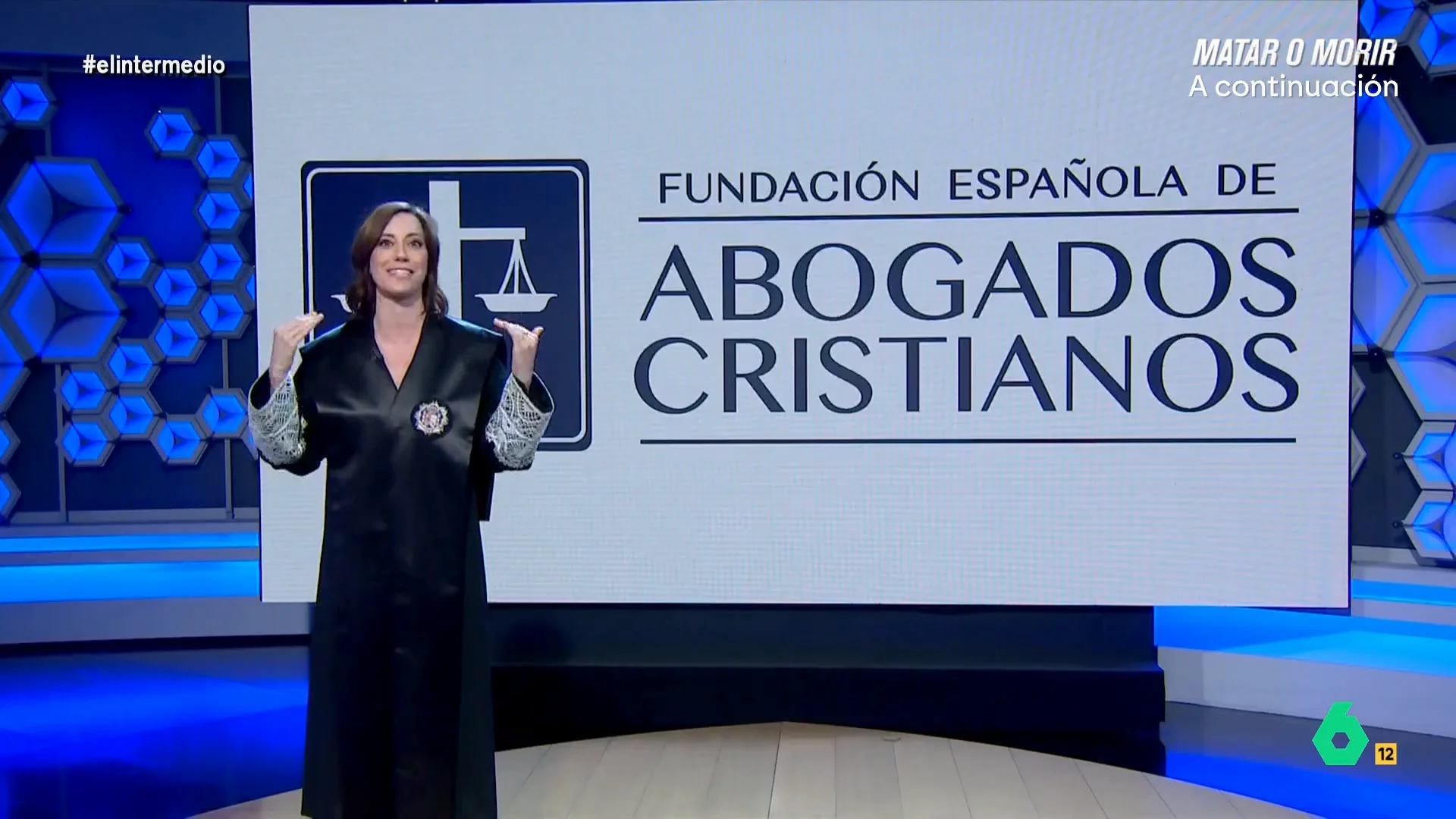 "Son unos cristianos muy extraños, en vez de poner la otra mejilla ponen otra denuncia", comentaba Cristina Gallego en este vídeo donde repasaba algunas de las decenas de querellas interpuestas por la asociación ultraconservadora.