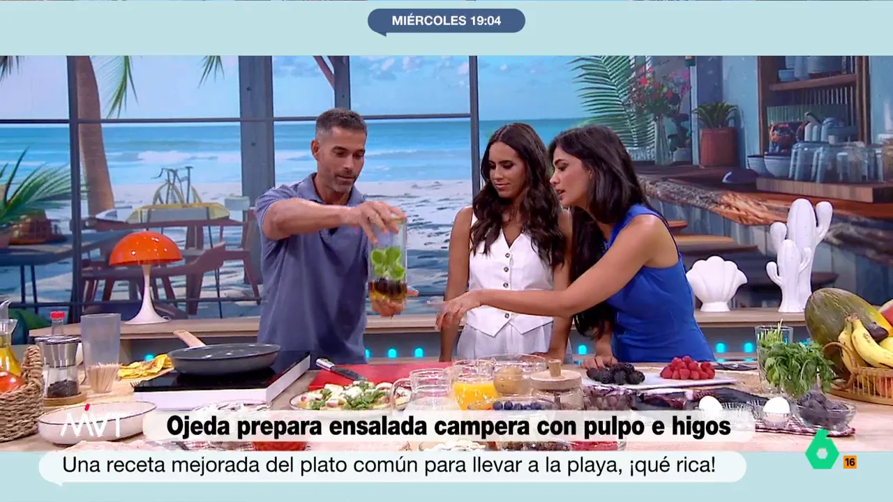 Pablo Ojeda prepara su particular versión de la ensalada campera, un plato ideal para llevar a la playa, y en este vídeo explica un sencillo truco para emulsionar una vinagreta en apenas unos segundos.