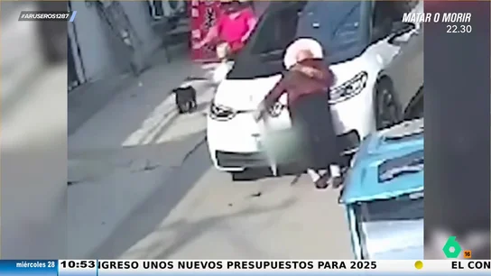 "And the Oscar Goes To..." esta señora que simula un atropello cuando el coche ni le ha rozado "And the Oscar Goes To..." esta señora que simula un atropello cuando el coche ni le ha rozado