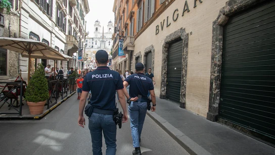 Dos agentes de la policía italiana en Roma, en una imagen de archivo. Dos agentes de la policía italiana en Roma, en una imagen de archivo.