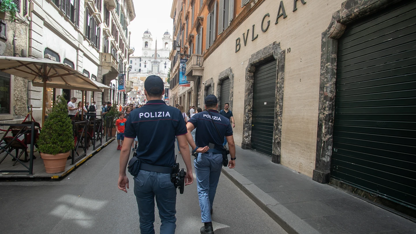 Dos agentes de la policía italiana en Roma, en una imagen de archivo. Dos agentes de la policía italiana en Roma, en una imagen de archivo.