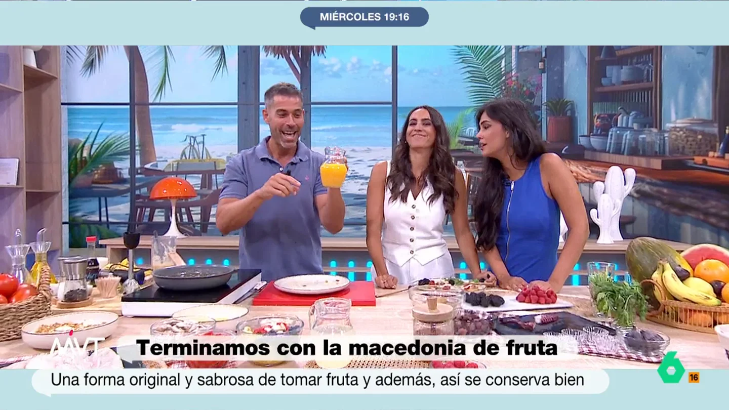 El mensaje de Pablo Ojeda "a todos los padres del mundo" sobre el zumo de naranja: "No se van las vitaminas" Pablo Ojeda remata su 'menú playero' de hoy en Más Vale Tarde con una macedonia de frutas que riega con zumo. Aprovechando el momento, manda en este vídeo un mensaje en el que desmonta uno de los grandes mitos de padres y madres.