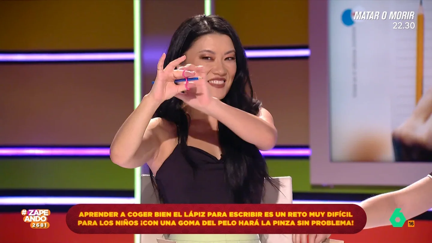 Jiaping enseña a los zapeadores a coger de manera correcta los lápices Jiaping enseña a los zapeadores a coger de manera correcta los lápices