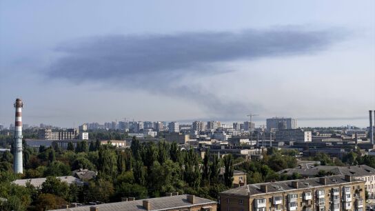 El humo se eleva sobre Kyiv tras un ataque con misiles rusos contra Ucrania