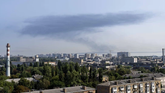 El humo se eleva sobre Kyiv tras un ataque con misiles rusos contra Ucrania El humo se eleva sobre Kyiv tras un ataque con misiles rusos contra Ucrania