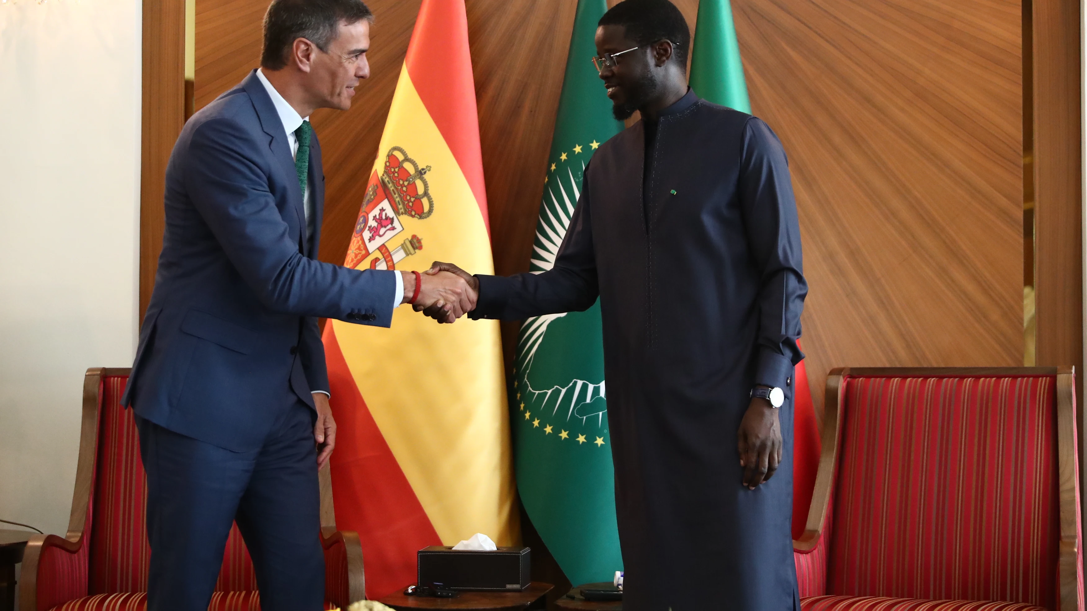 El presidente del Gobierno, Pedro Sánchez, y su homólogo senegalés, Bassirou Diomaye Faye, en Dakar (Senegal).