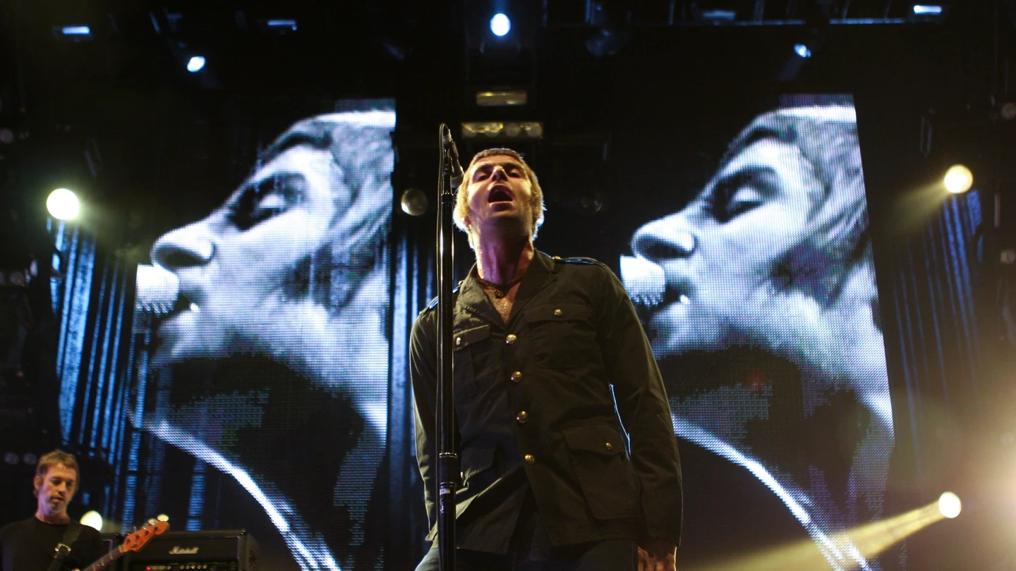 Imagen de archivo de Liam Gallagher interpretando 'Cigarettes and Alcohol' en 2008 Imagen de archivo de Liam Gallagher interpretando 'Cigarettes and Alcohol' en 2008