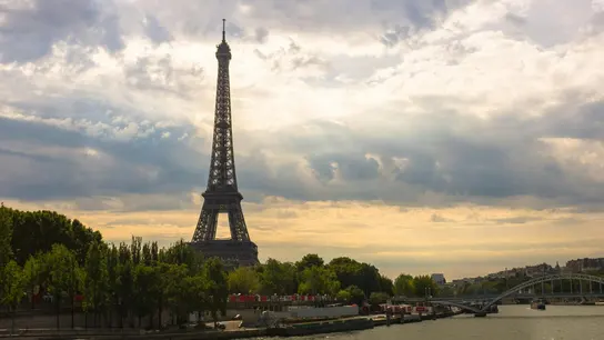 Imagen de la Torre Eiffel y el río Sena en París. Imagen de la Torre Eiffel y el río Sena en París.