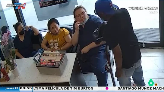 El peor robo de la historia: entra al local, exige el dinero y no le hace caso nadie El peor robo de la historia: entra al local, exige el dinero y no le hace caso nadie