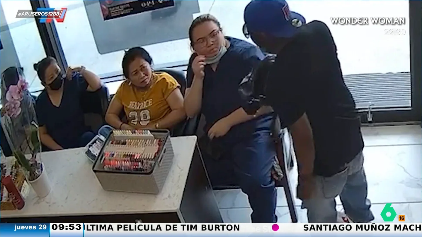 El peor robo de la historia: entra al local, exige el dinero y no le hace caso nadie El peor robo de la historia: entra al local, exige el dinero y no le hace caso nadie