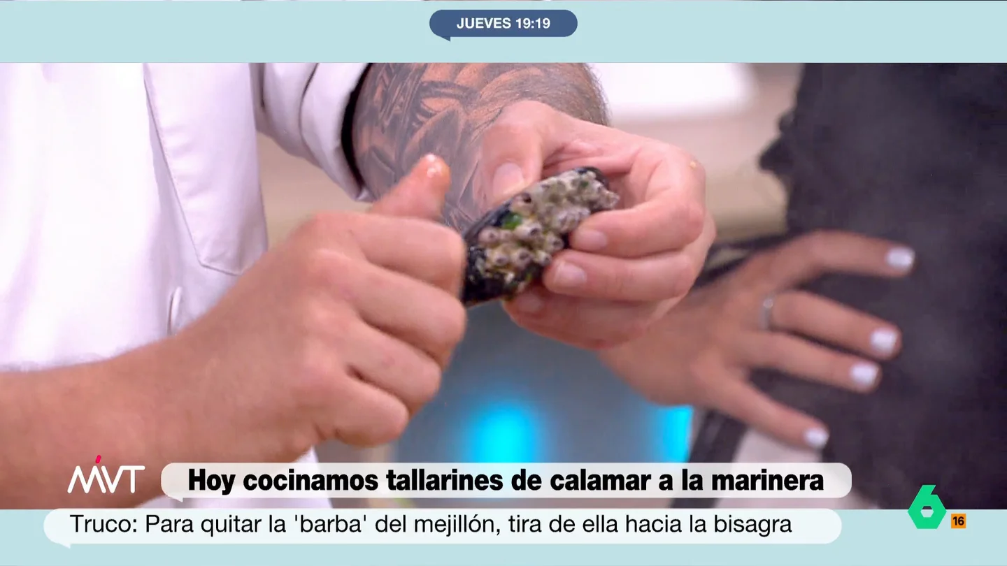 El truco de Carlos Maldonado para limpiar la 'barba' del mejillón: esta es la dirección hacia donde hay que tirar El chef con estrella Michelin Carlos Maldonado cocina hoy unos tallarines de calamar con salsa marinera y en este vídeo aprovecha para desvelar un truco para quitar fácilmente esos pelos que a veces salen del mejillón.