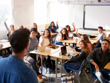 Una clase con alumnos adolescentes