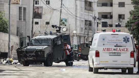 El Ejército de Israel registran ambulancias y personal sanitario y les bloquea la entrada al hospital durante una operación en la ciudad de Yenín, en Cisjordania El Ejército de Israel registran ambulancias y personal sanitario y les bloquea la entrada al hospital durante una operación en la ciudad de Yenín, en Cisjordania