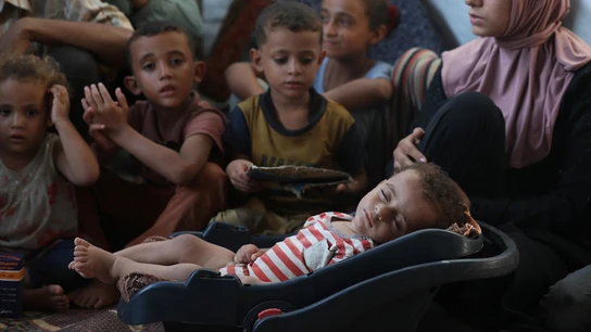 El niño palestino, de once meses y diagnosticado con poliomielitis, recibe la atención de su madre y su familia  El niño palestino, de once meses y diagnosticado con poliomielitis, recibe la atención de su madre y su familia