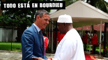 El presidente del Gobierno, Pedro Sánchez, es recibido por el presidente de Gambia, Adama Barrow