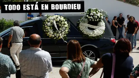 El coche fúnebre traslada el féretro con los restos mortales del pequeño Mateo El coche fúnebre traslada el féretro con los restos mortales del pequeño Mateo