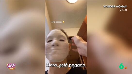 La joven no puede evitar re&iacute;rse ante las consecuencias de su ocurrencia. A pesar de que intenta quit&aacute;rsela, la m&aacute;scara est&aacute; tan pegada que es casi imposible. 
