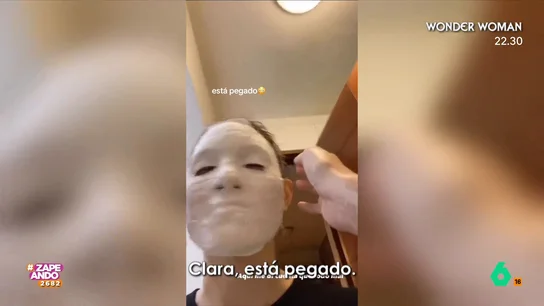 Una joven se hace una máscara de yeso pero la manualidad termina muy mal: "¡Me voy a quedar sin cejas!" La joven no puede evitar reírse ante las consecuencias de su ocurrencia. A pesar de que intenta quitársela, la máscara está tan pegada que es casi imposible.