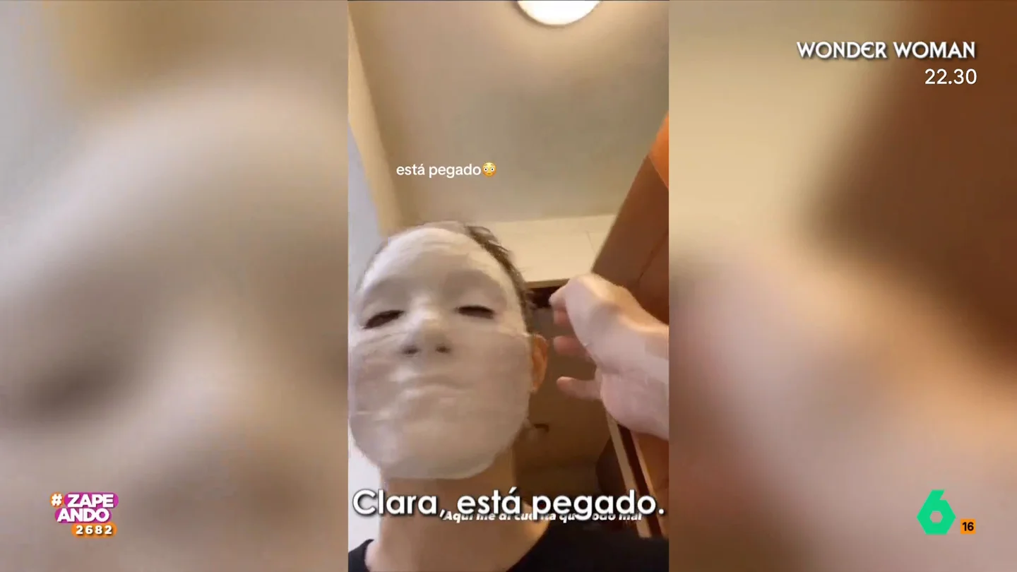 Una joven se hace una máscara de yeso pero la manualidad termina muy mal: "¡Me voy a quedar sin cejas!" La joven no puede evitar reírse ante las consecuencias de su ocurrencia. A pesar de que intenta quitársela, la máscara está tan pegada que es casi imposible.