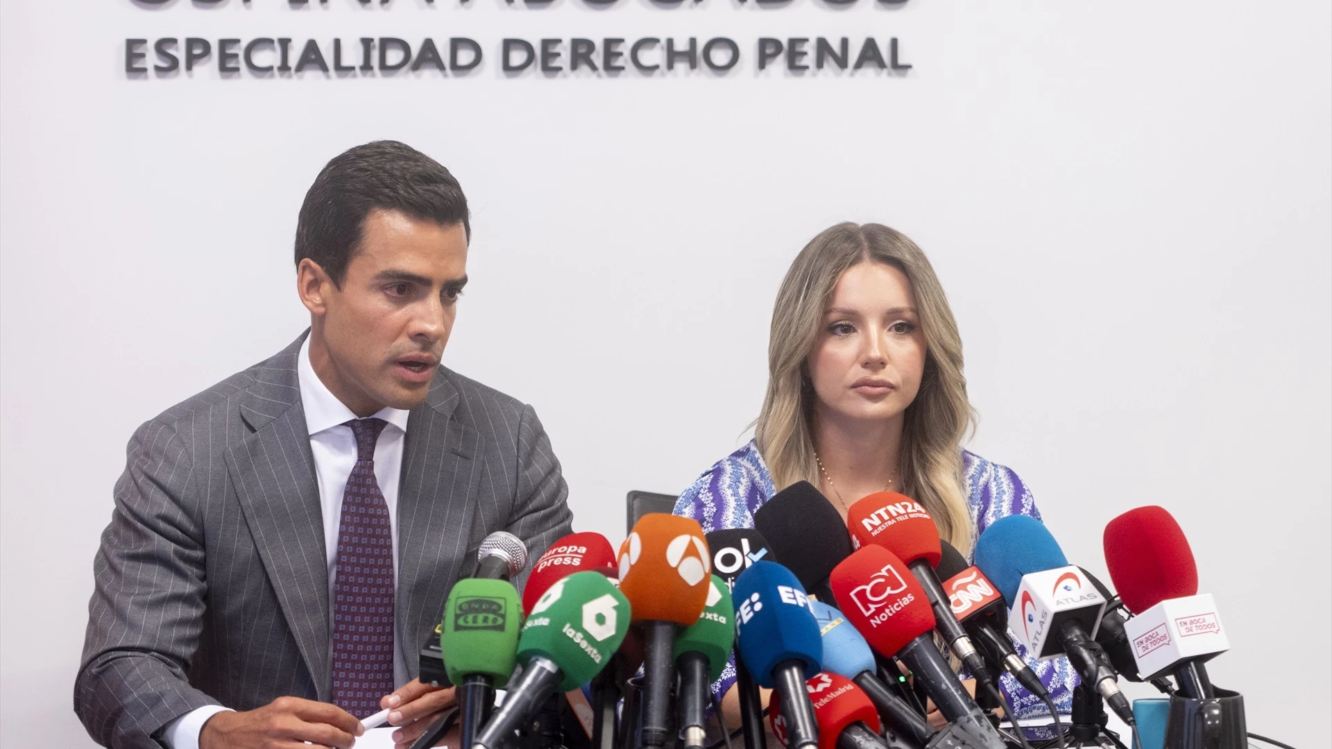 Los abogados de Edwin Arrieta Juan Gonzalo Ospina y Beatriz Uriarte durante una rueda de prensa