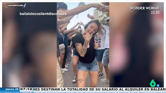 La nueva moda de los turistas de bailar por la ciudad hace estallar a los vecinos: "Valencia no es un parque de atracciones" La nueva moda de los turistas de bailar por la ciudad hace estallar a los vecinos: "Valencia no es un parque de atracciones"