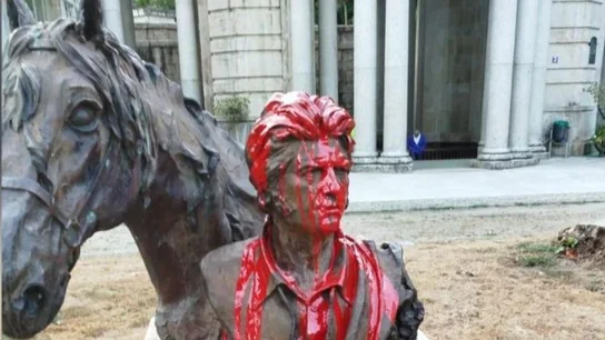 Retiran el busto del actor Sancho Gracia El busto del actor Sancho Gracia vandalizado en Mondariz Balneario
