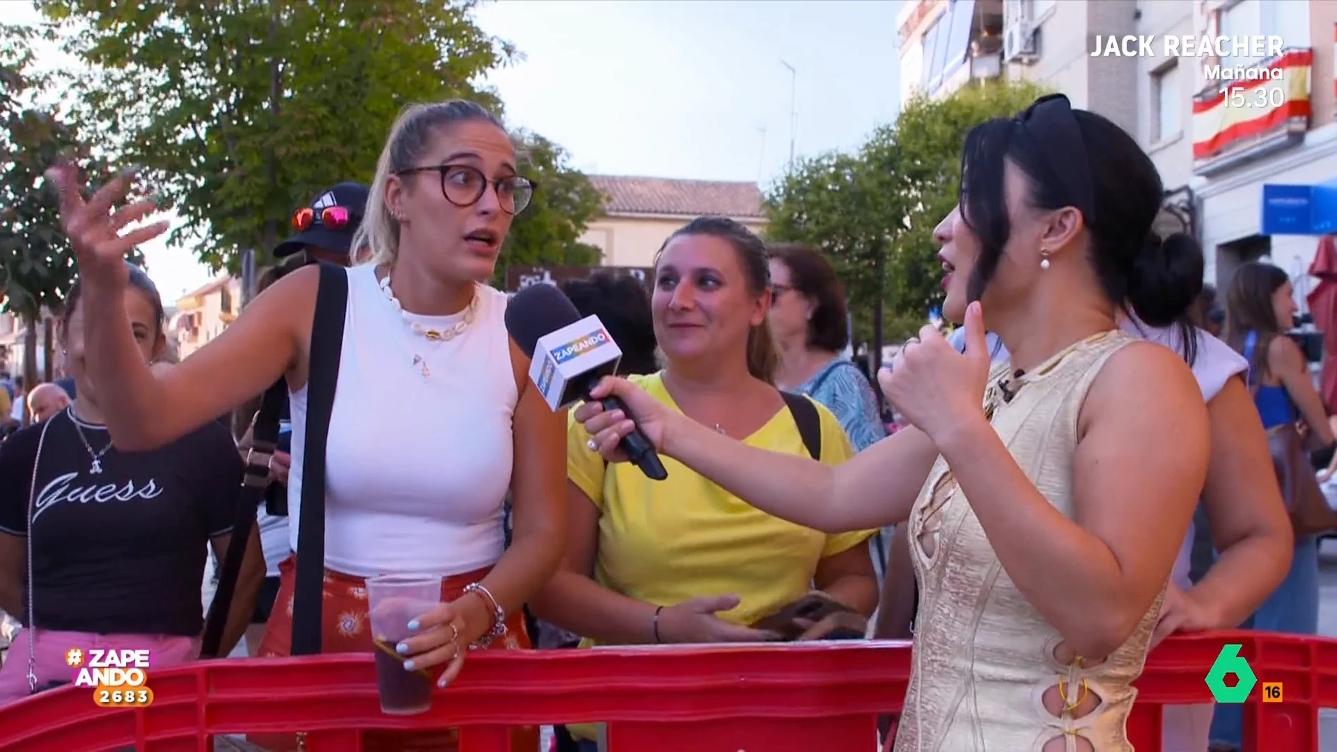 La reportera ha asistido a la macroboda que se ha celebrado en la ciudad madrileña de San Sebastián de los Reyes. 18 parejas se han dado el sí quiero en la parroquia de San Sebastián Mártir.