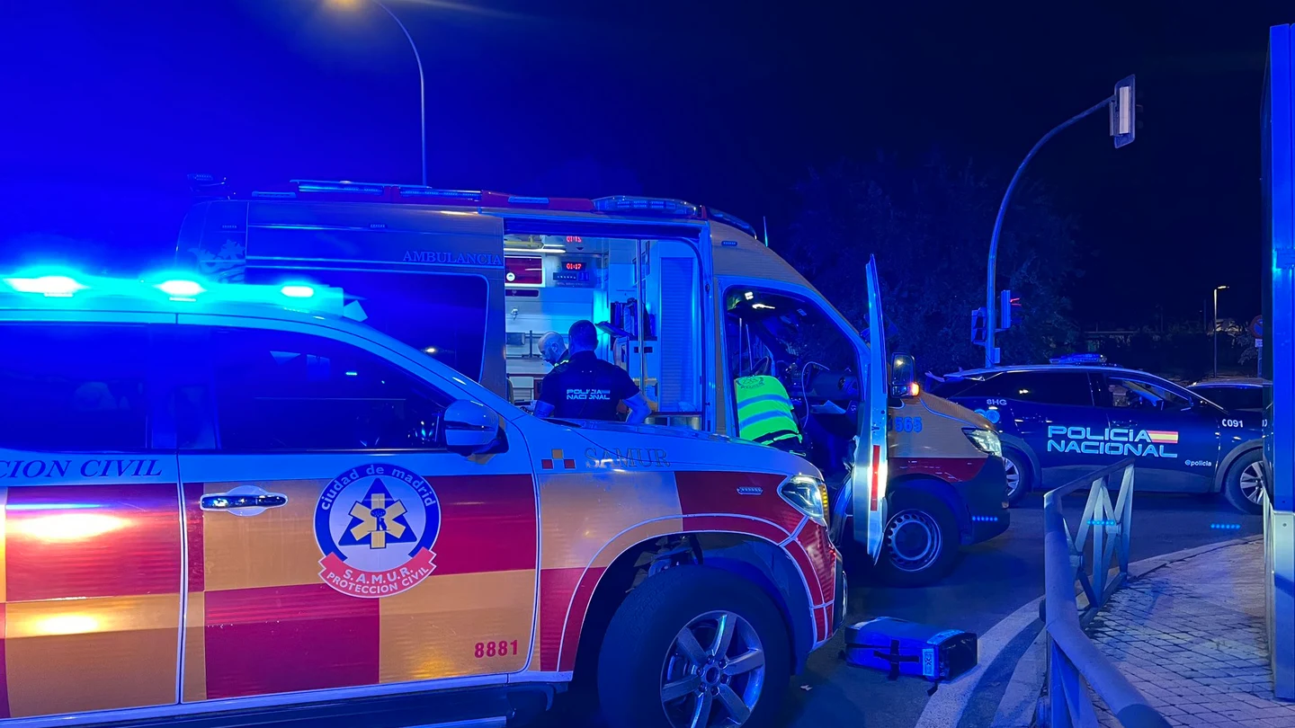 Policías y sanitarios en actúan tras una reyerta múltiple en Vicálvaro, Madrid Policías y sanitarios en actúan tras una reyerta múltiple en Vicálvaro, Madrid