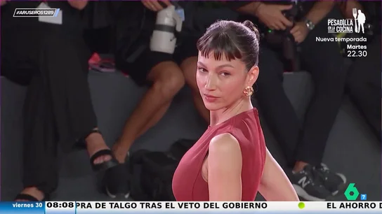 Los 'lookazos' de la alfombra roja del Festival de Venecia: de Angelina Jolie al detalle de Úrsula Corberó con un fan Los 'lookazos' de la alfombra roja del Festival de Venecia: de Angelina Jolie al detalle de Úrsula Corberó con un fan