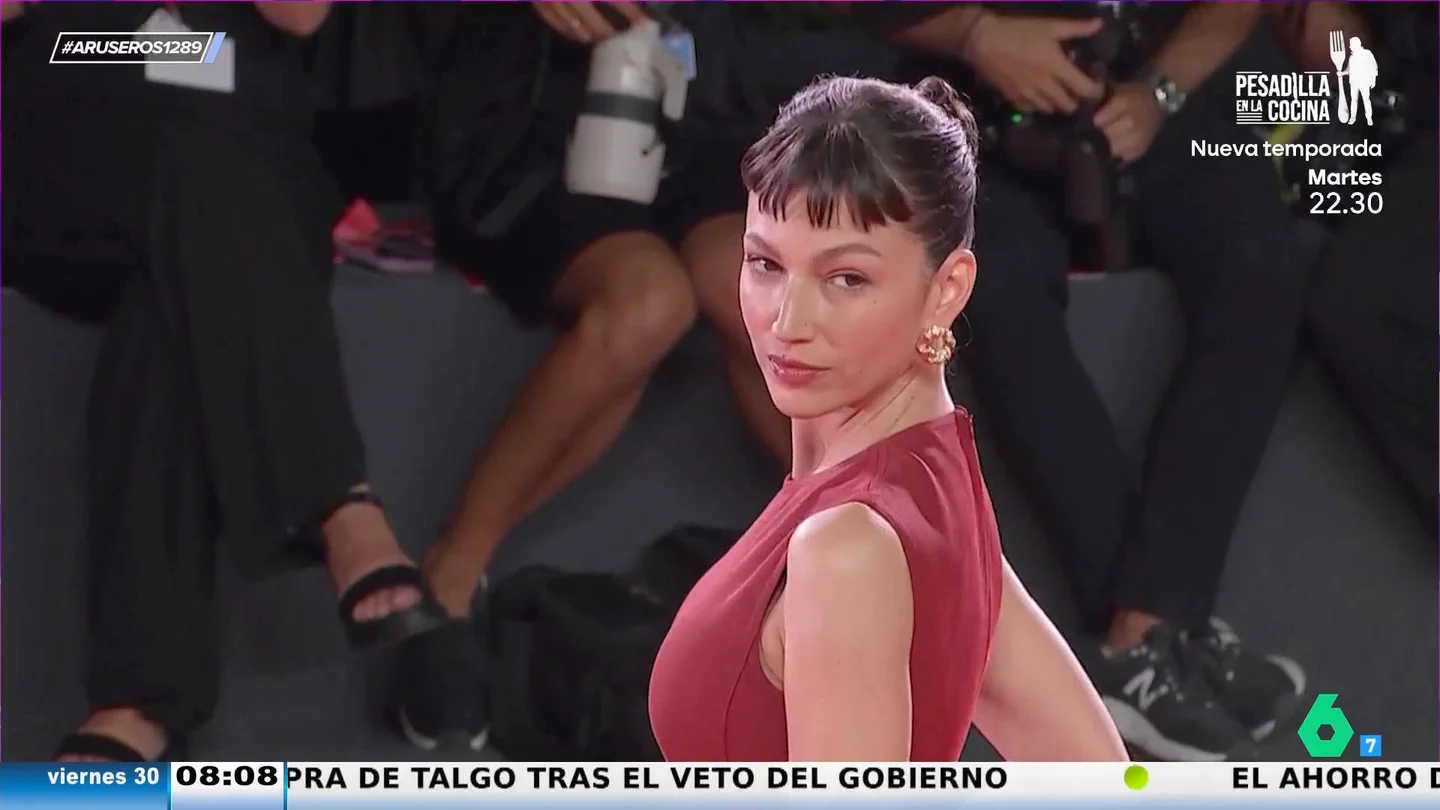 Los 'lookazos' de la alfombra roja del Festival de Venecia: de Angelina Jolie al detalle de Úrsula Corberó con un fan Los 'lookazos' de la alfombra roja del Festival de Venecia: de Angelina Jolie al detalle de Úrsula Corberó con un fan