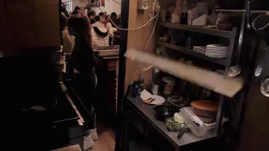 "Pega un chispazo y nos vamos a tomar por culo": el susto que se lleva Chicote cuando se cae una lámpara del techo "Pega un chispazo y nos vamos a tomar por culo": el susto que se lleva Chicote cuando se cae una lámpara del techo