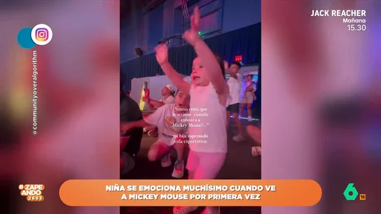 Así es la tierna reacción de una niña la primera vez que ve a Mickey Mouse La pequeña se quedó alucinada al ver al popular personaje de Disney y no puedo esconder su emoción ante ese momento tan especial.