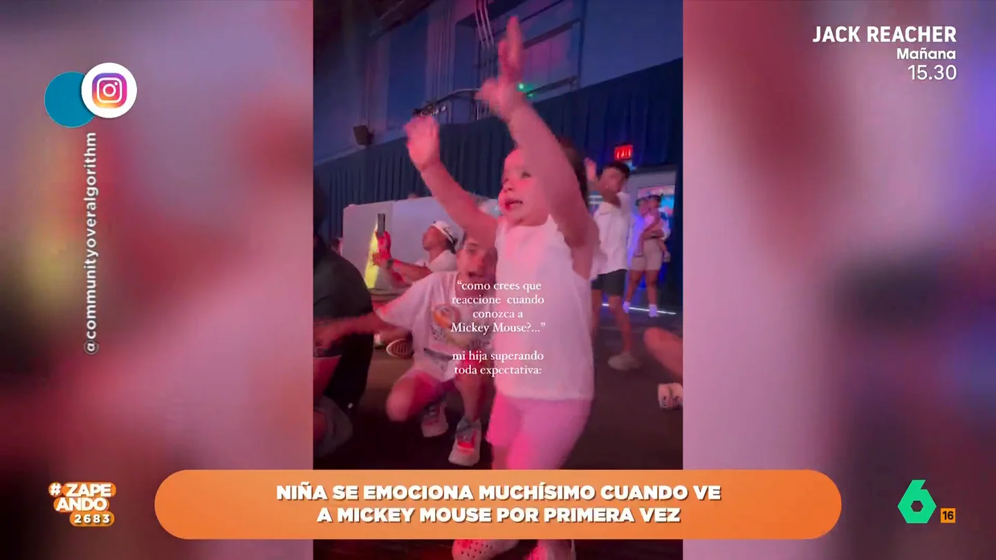 Así es la tierna reacción de una niña la primera vez que ve a Mickey Mouse La pequeña se quedó alucinada al ver al popular personaje de Disney y no puedo esconder su emoción ante ese momento tan especial.