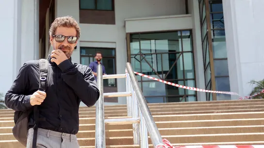 El actor español Rodolfo Sancho abandona el Tribunal provincial de Samui después de que su hijo Daniel Sancho fuera condenado a cadena perpetua, este jueves. El actor español Rodolfo Sancho abandona el Tribunal provincial de Samui después de que su hijo Daniel Sancho fuera condenado a cadena perpetua, este jueves.