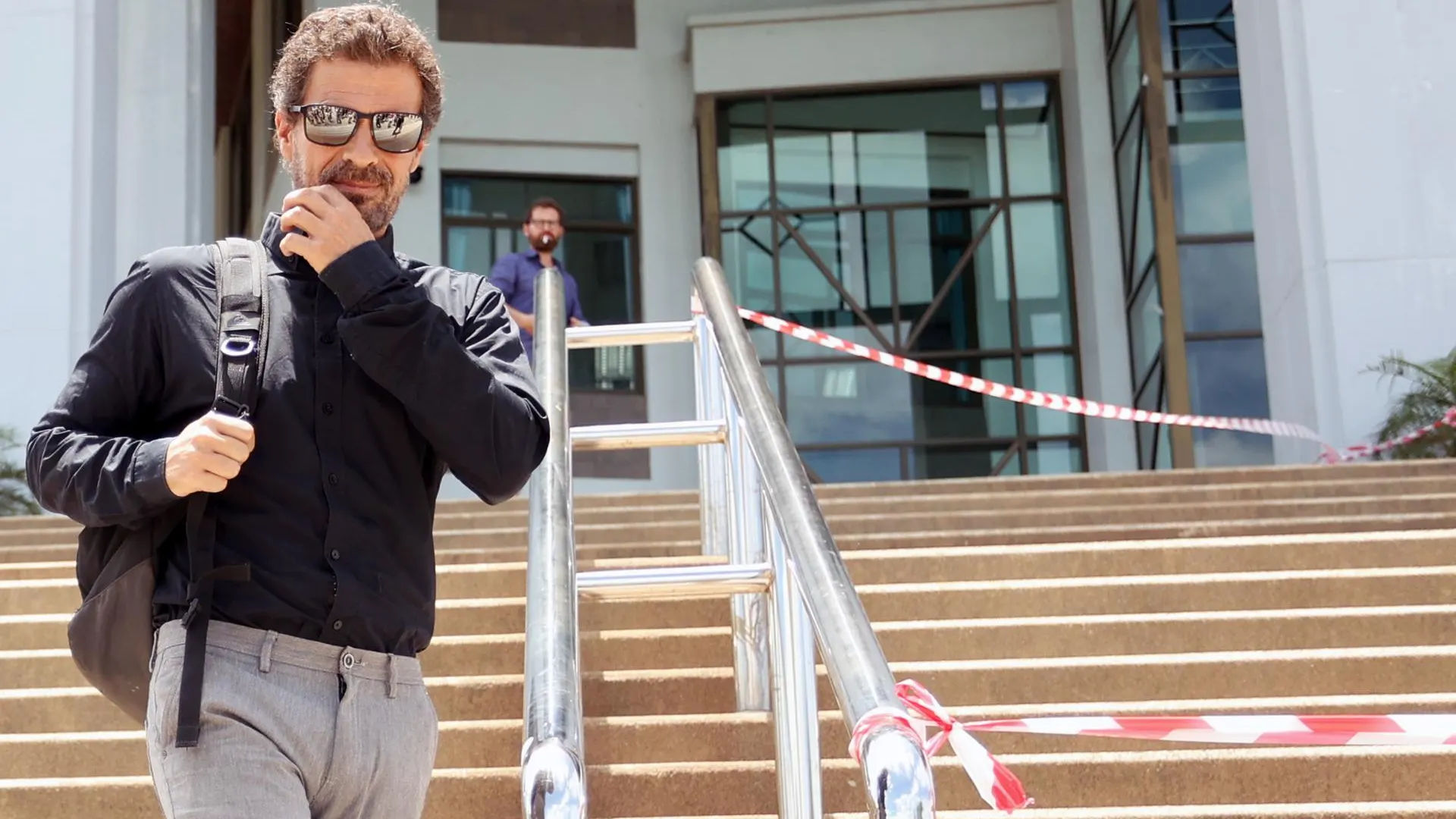 El actor español Rodolfo Sancho abandona el Tribunal provincial de Samui después de que su hijo Daniel Sancho fuera condenado a cadena perpetua, este jueves. 