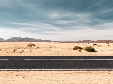 Foto de archivo de una carretera en el desierto