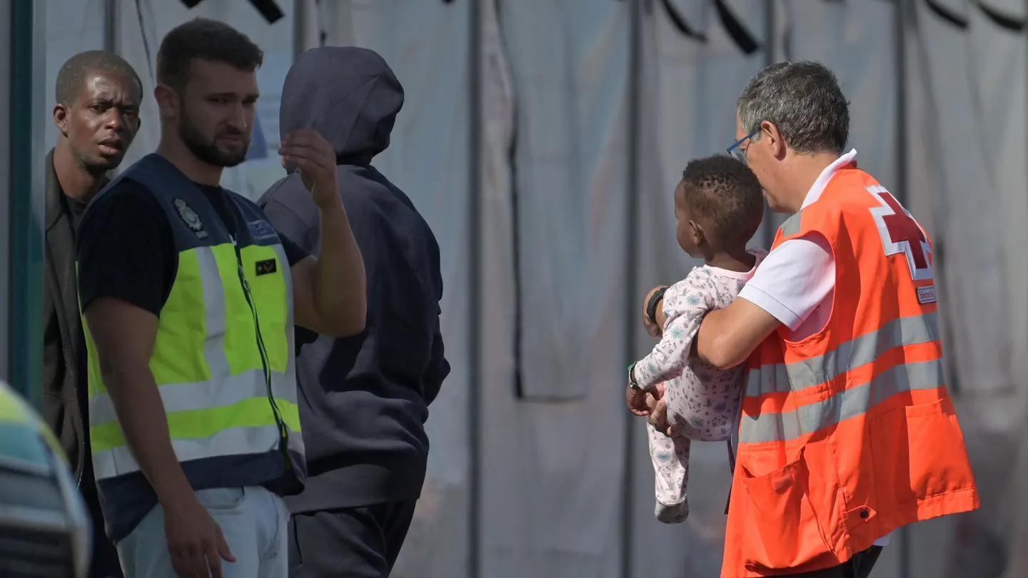 Casi 600 migrantes son rescatados en la ruta de Canarias mientras baja la presión en Ceuta Casi 600 migrantes son rescatados en la ruta de Canarias mientras baja la presión en Ceuta