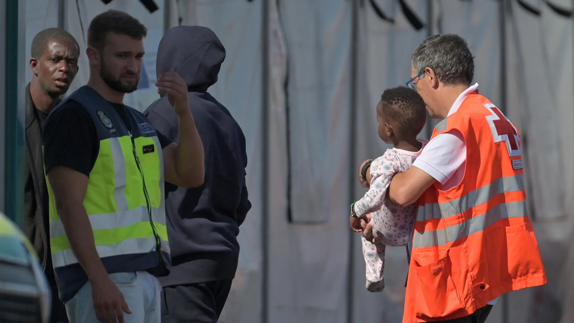 Casi 600 migrantes son rescatados en la ruta de Canarias mientras baja la presión en Ceuta