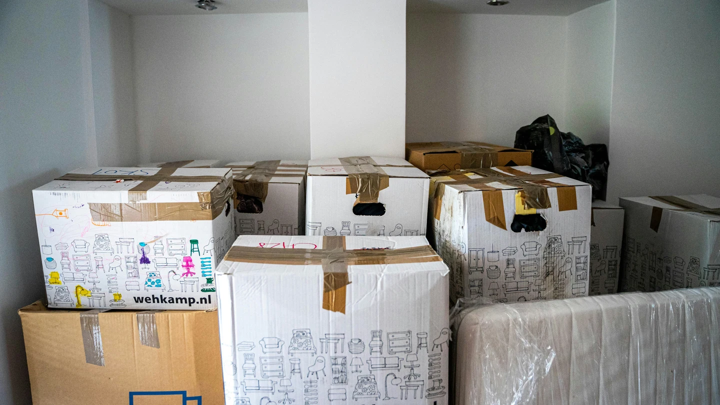 Cajas de mudanza en una casa. El cambio de domicilio es uno de los casos en los que se puede pedir un permiso remunardo. Cajas de mudanza en una casa. El cambio de domicilio es uno de los casos en los que se puede pedir un permiso remunardo.