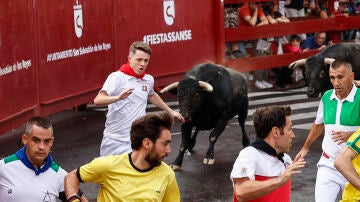 Un momento del sexto encierro matutino de San Sebastián de los Reyes protagonizado, este sábado, por toros de Zalduendo