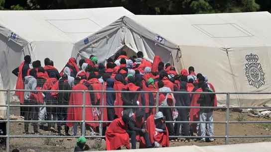 Migrantes en un centro temporal de extranjeros en Canarias Migrantes en un centro temporal de extranjeros en Canarias