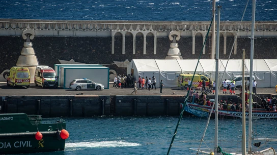 Imagen de archivo de migrantes desembarcando de un cayuco en el puerto de La Restinga, en El Hierro. Varios migrantes desembarcan de un cayuco en el puerto de La Restinga, en El Hierro, a principios de agosto.