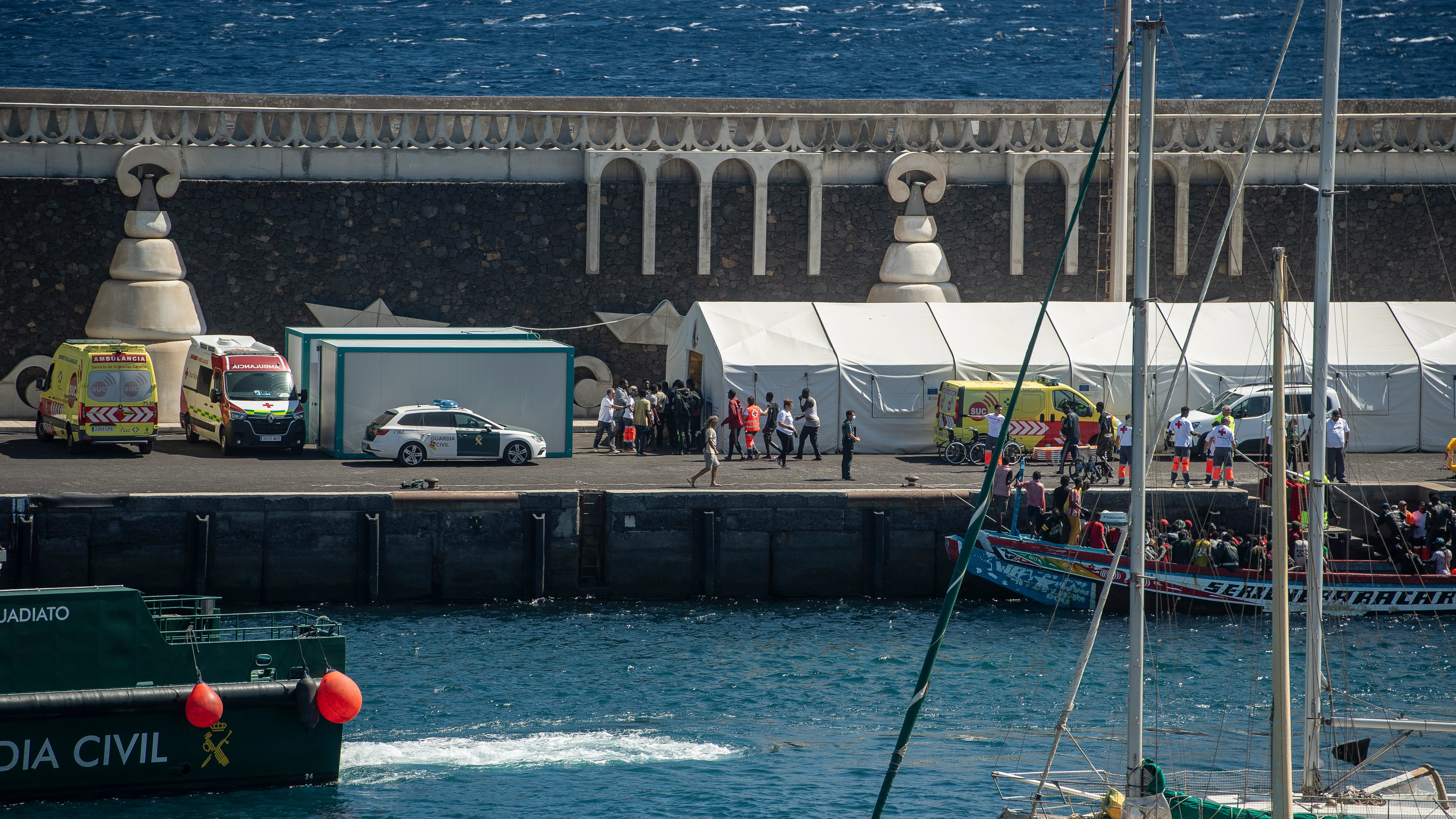 Varios migrantes desembarcan de un cayuco en el puerto de La Restinga, en El Hierro, a principios de agosto.