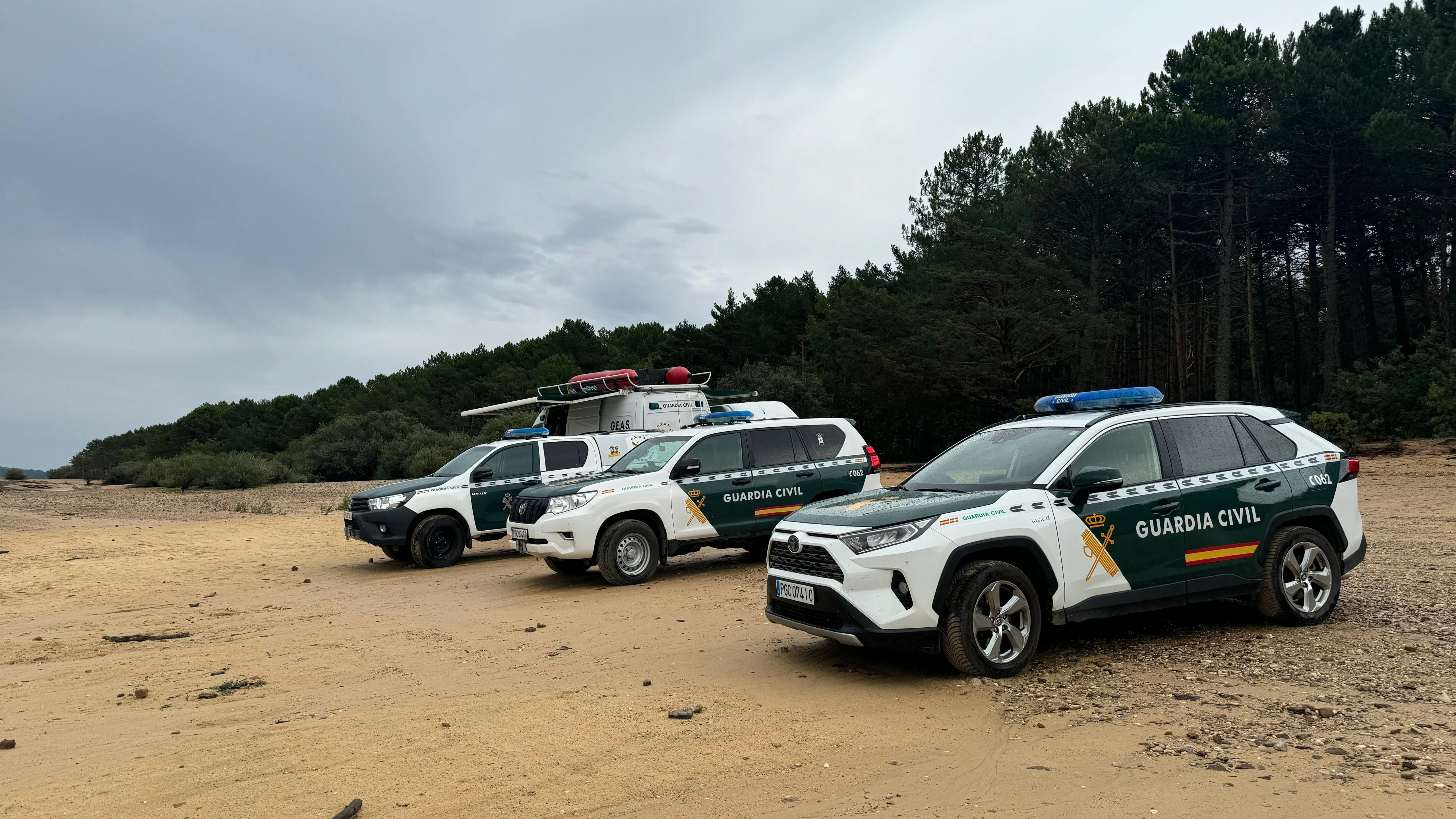 Efectivos de la Guardia Civil en la búsqueda de un joven desaparecido en las aguas del embalse de La Cuerda del Pozo